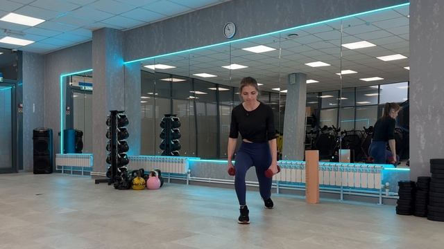 Тренировка на ноги и ягодицы с гантелями в домашних условиях