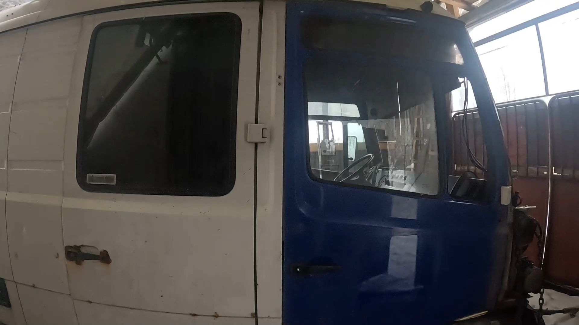 Мерс Сапог: дверь вогнал в проём