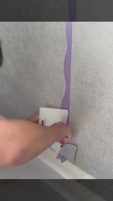 Как правильно клеить обои техникой двойной рез.

Лайфхак👌