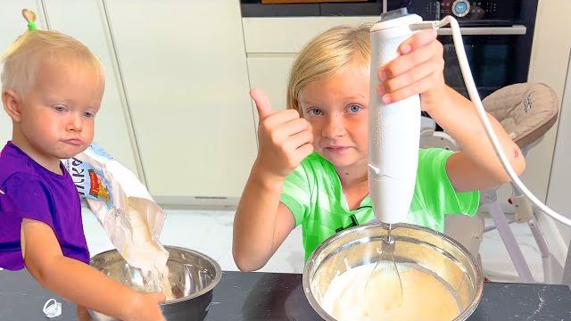 СОФУНЬЯ ШАЛУНЬЯ - СОФИЯ ЖДЕТ ПОДРУЖКУ В ГОСТИ. ГОТОВЯТ ТОРТ.