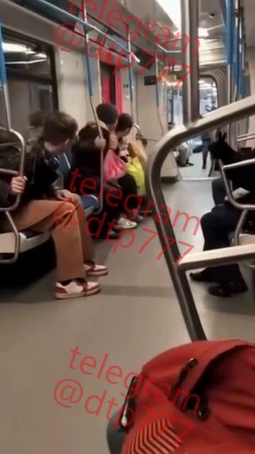 В метро поезд сошел с рельс