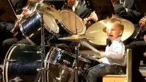 Мальчишка отжигает.