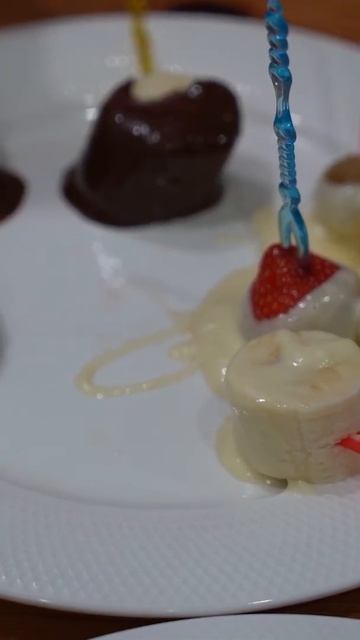 14 Ребенок готовит шоколадные конфеты мокая фрукты в горячий шоколад