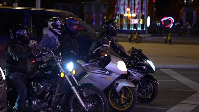 Солнечный город красивые девушки и живая атмосфера улиц 🌆