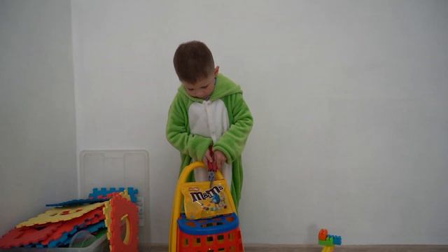 111 Надул бассейн и засыпал цветными шариками