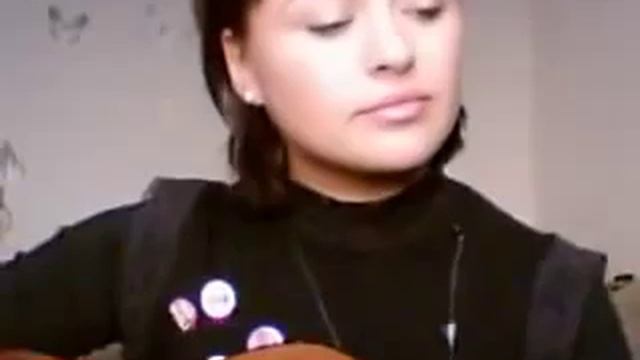 Симпатяжка поет лирическую песню под гитару