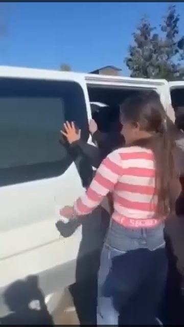 Женщины едва не перевернули бус с людоловами на Закарпатье.