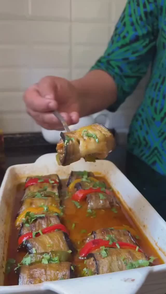 Баклажаны с фаршем и овощами.