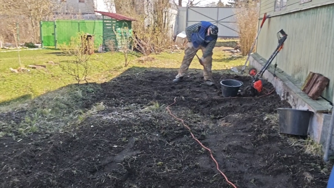 26-04-2026.Дача.Выкапываем камни за домом..подготовка к выравниванию.(18.04.-19.04)