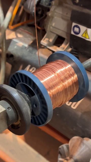 Навивка басовой струны фортепиано на заводском станке