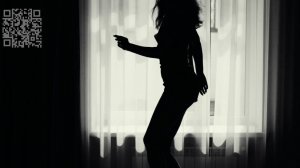 Юная девушка на постели