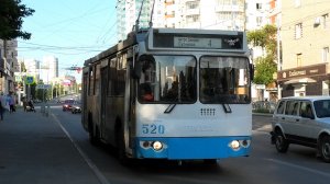 Троллейбус Екатеринбурга ЗиУ-682Г-016.03 борт. №520 маршрут 4 на остановке «Луначарского»