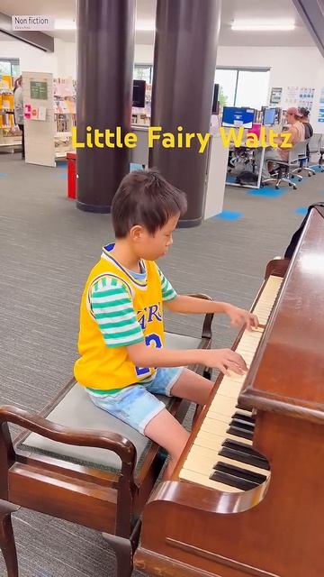 Брайан еженедельно играет на пианино в общественной библиотеке Такапуна в Окленде. # дети # пианино