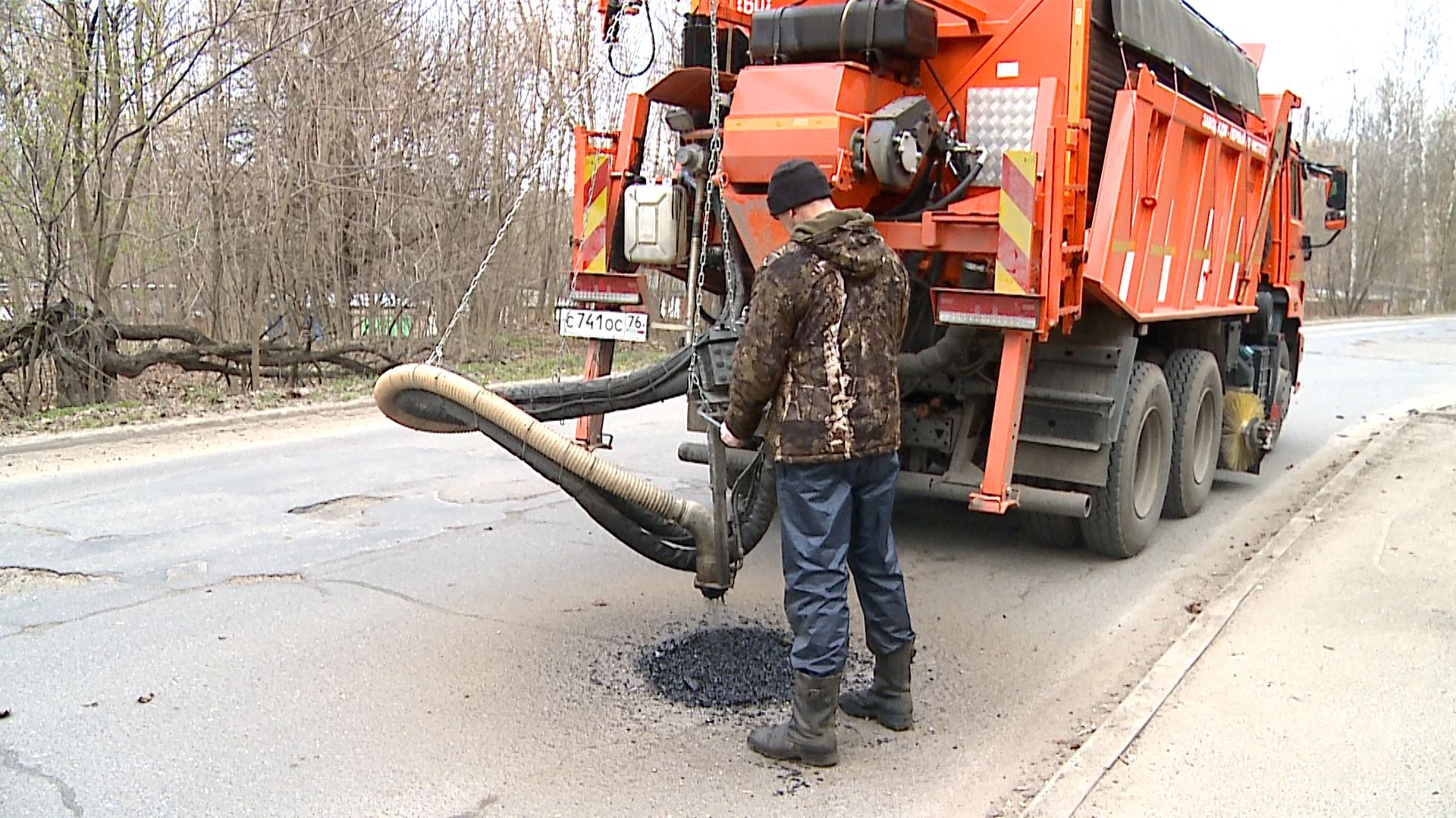 (Рыбинск-40) РЕМОНТ ДОРОГ С ПОМОЩЬЮ УНИВЕРСАЛЬНОЙ КДМ