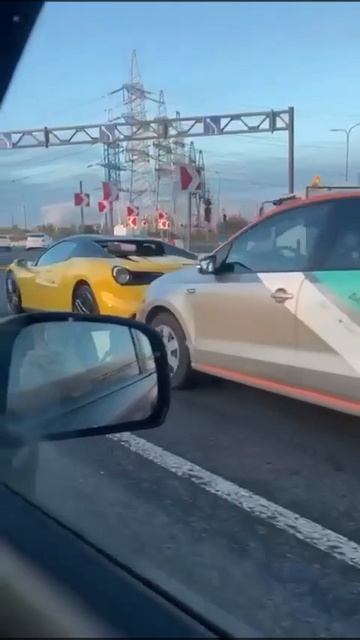 В Петербурге водитель автомобиля с каршерингом попал в аварию с Ferrari 488!