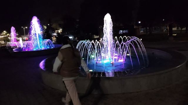 Анапа вечерняя. Фонтаны у администрации. 21 апреля 2026.