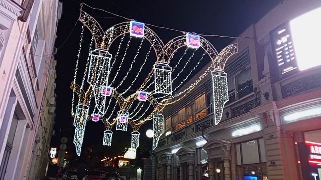 Набережная имени Ленина в Ялте в вечернее время.