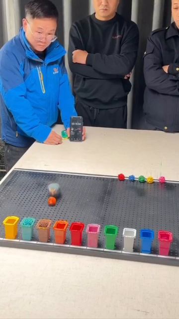 В Китае попугай по имени Сяогуй попал в Книгу рекордов Гиннеса- он быстрее всех сортирует предметы