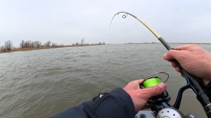 ДУМАЛ ЗАЦЕПИЛ ЗА КОРЯГУ, А ОНА ОЖИЛА! Попали под дождь, но рыбы наловили! Рыбалка с лодки 2026.