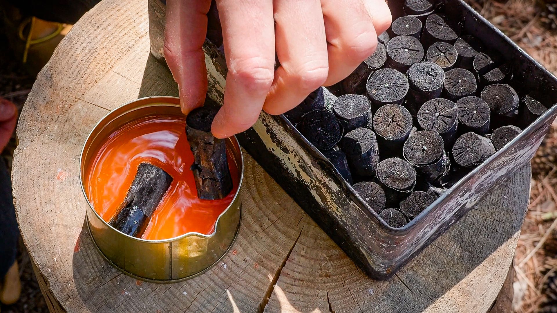Как сделать супер розжиг из угля и воска для выживания! #бушкрафт #поход