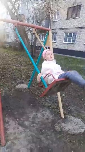 Как дочь катается на качели и поет песни