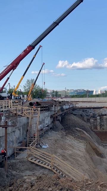 Работа водопонизительной скважины: откачка грунтовых вод для защиты котлована.