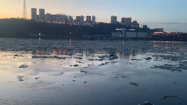 Ледоход на набережной