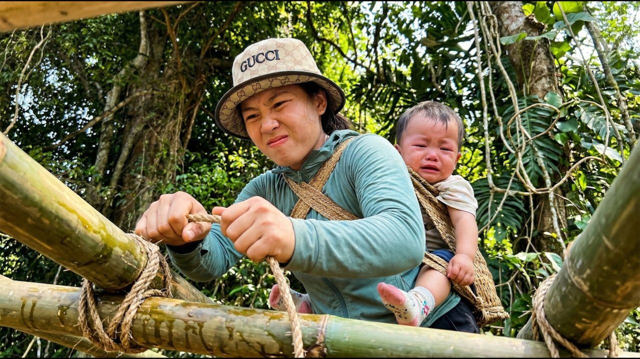 Она заканчивает ремонт на кухне... а кто-то тайком ей помогает.