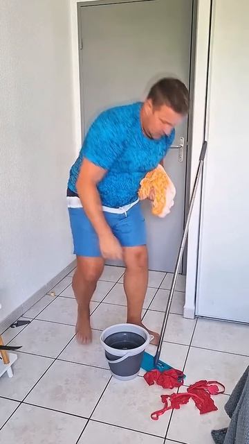 Когда она моет пол, ой-ой-ой — Funny Family