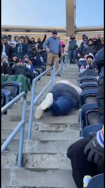 Как стадион не рассыпался?🤣