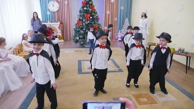 Новогодний танец пингвинов.