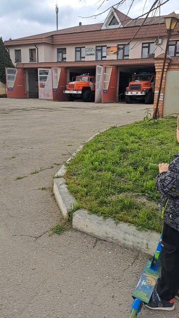 Пожарные мчат на вызов