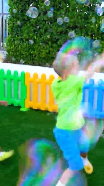 Влад и Ники играют с мыльными пузырями