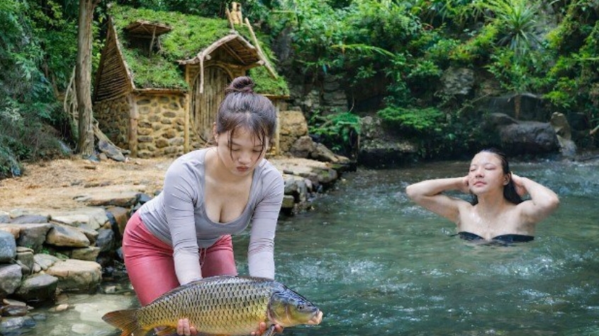 Ловля рыбы руками, в лесной реке.