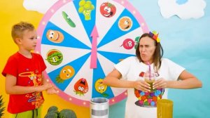 Влад и Ники помогают маме ухаживать за машиной