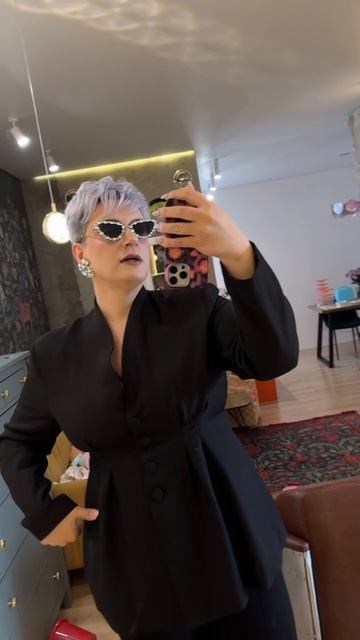 Все) юбка отправлена в гардероб ожидать коричневый пиджак, с колготками, вообще, хз что делать)))