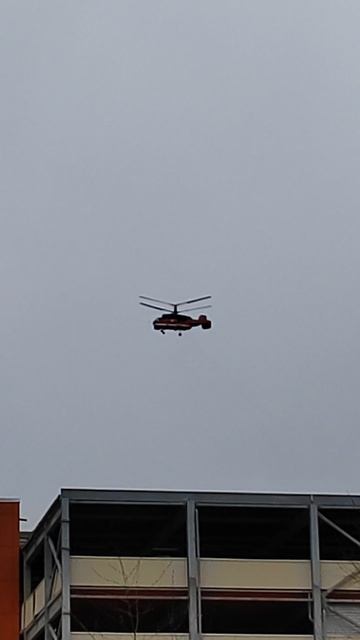 Вертолет просто завис в воздухе