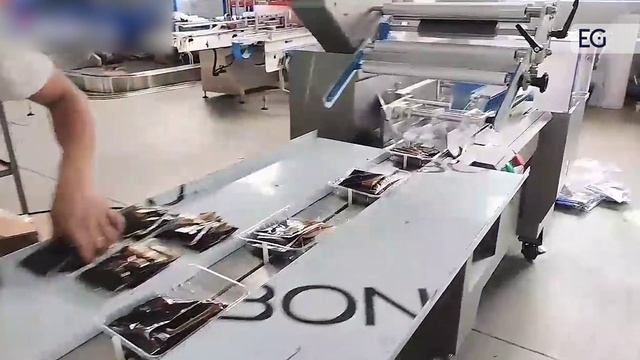 Горизонтальный станок для упаковки подложки с продукцией в пакет флоу-пак UPB600WS