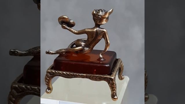 Статуэтка с янтарем Кошечка на пуфике 3.5 х 2.5