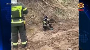 В Новочебоксарске сотрудники МЧС спасли двух детей, увязших по пояс в грязи