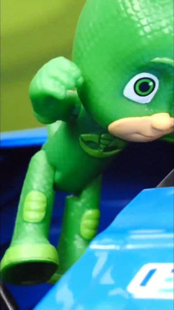 Машинка перевернулась!  Срочно нужна помощь #игрушки #длядетей #героивмасках