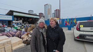 Заехали на  хозяйственный рынок прицениться   к мебели на дачу.