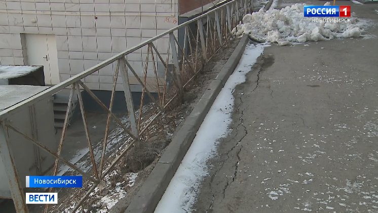 Новосибирцы пожаловались на разрушающуюся дорогу перед домом