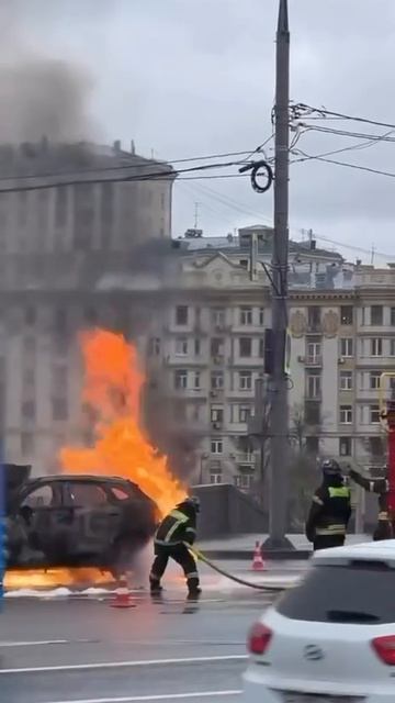 🔥 В Москве напротив Дома правительства загорелся китаец