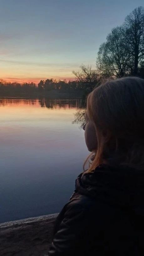 Сходили на озеро. Купаются в апреле?