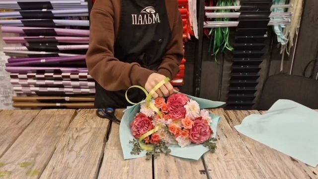 вариант упаковки букета в фоамиран