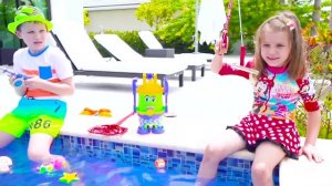 Макс и Катя играют в полицейских.