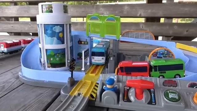 Для детей.  Паровозик Томас и его друзья! Играем паровозиками.