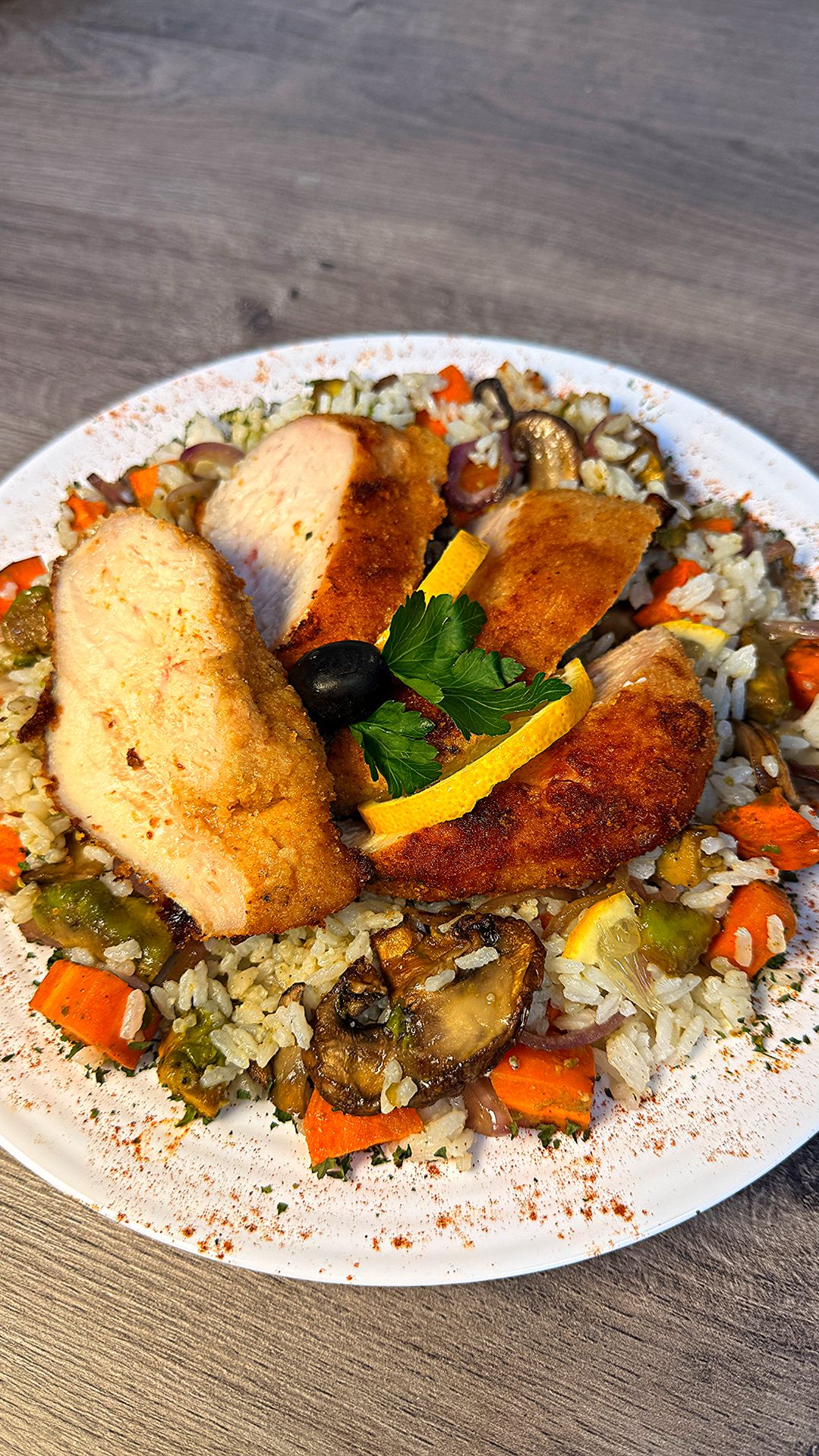 Куриные шницели с овощами и рисом на кухонной станции RED COLORCOOK MC550W