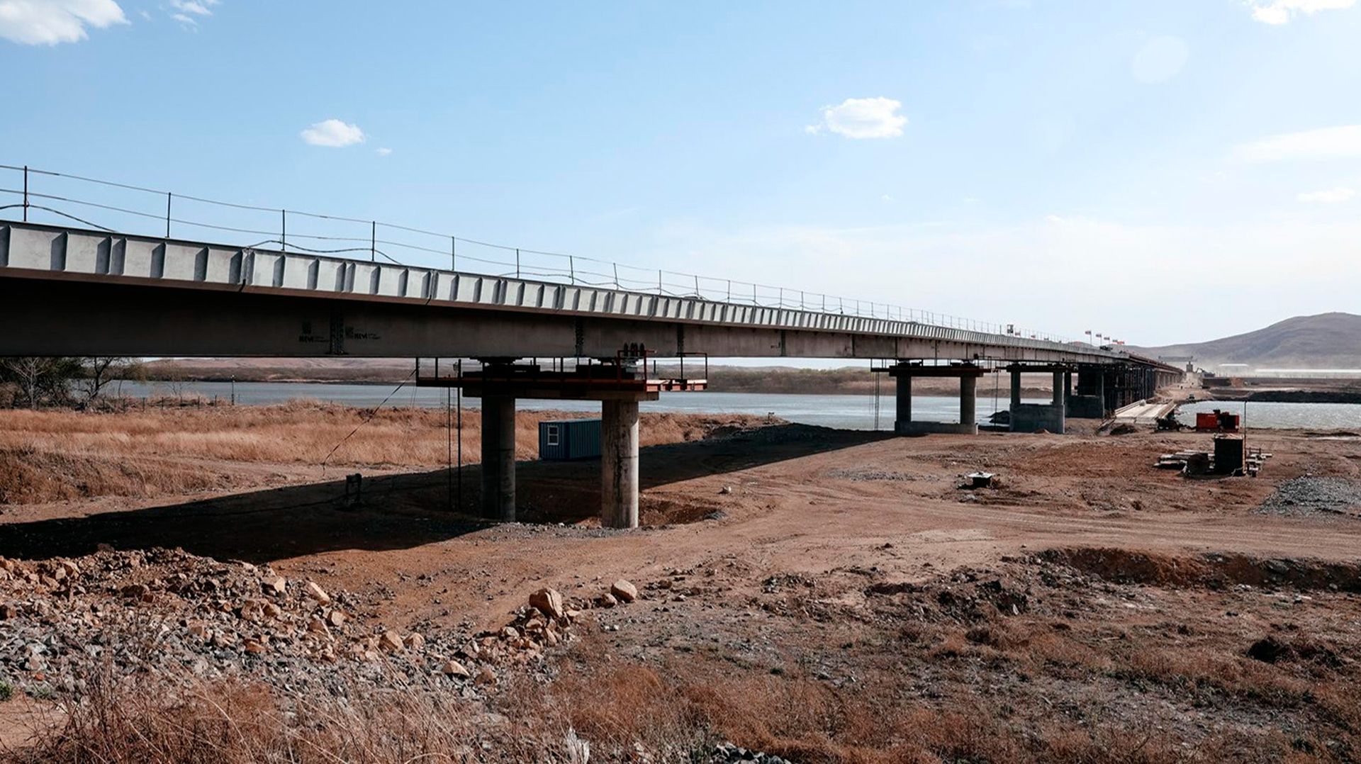 Россию и КНДР соединил автомобильный мост. В чем особенность переправы?